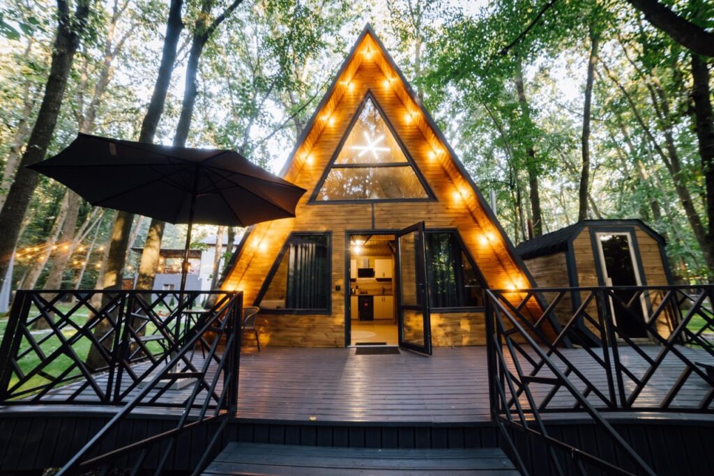 Mazury, określane mianem polskiego eldorado dla miłośników natury i spokoju, każdego roku przyciągają rzesze turystów z całego kraju, a także z zagranicy