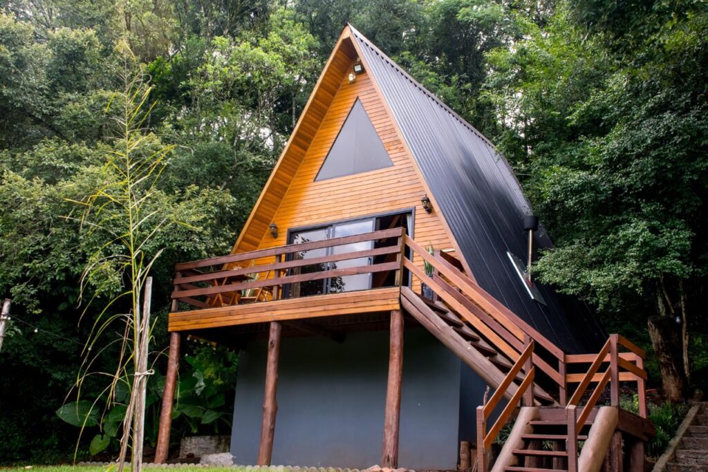 Mazury, określane mianem polskiego eldorado dla miłośników natury i spokoju, każdego roku przyciągają rzesze turystów z całego kraju, a także z zagranicy