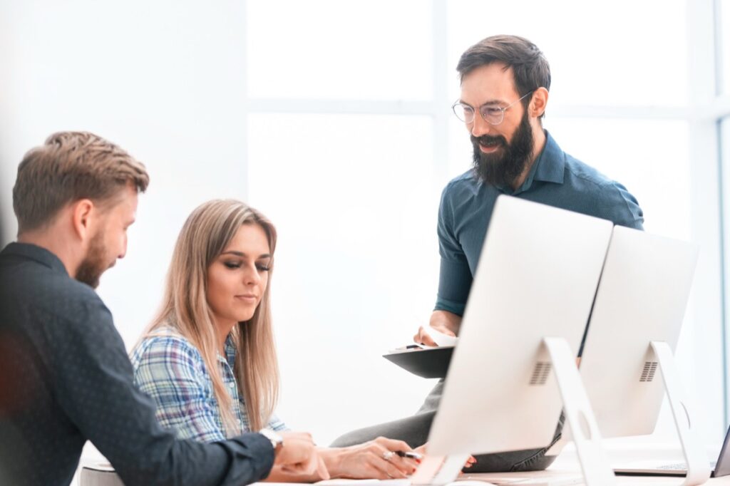 Stacja robocza HP Z2 G9 znajduje zastosowanie w wielu branżach, gdzie wymagana jest wysoka moc obliczeniowa i niezawodność sprzętu