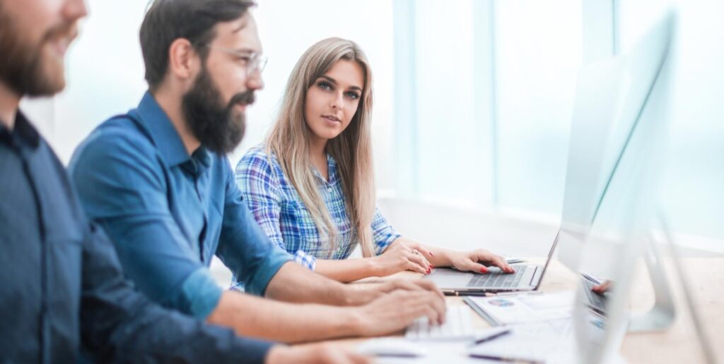 Stacja robocza HP Z2 G9 znajduje zastosowanie w wielu branżach, gdzie wymagana jest wysoka moc obliczeniowa i niezawodność sprzętu